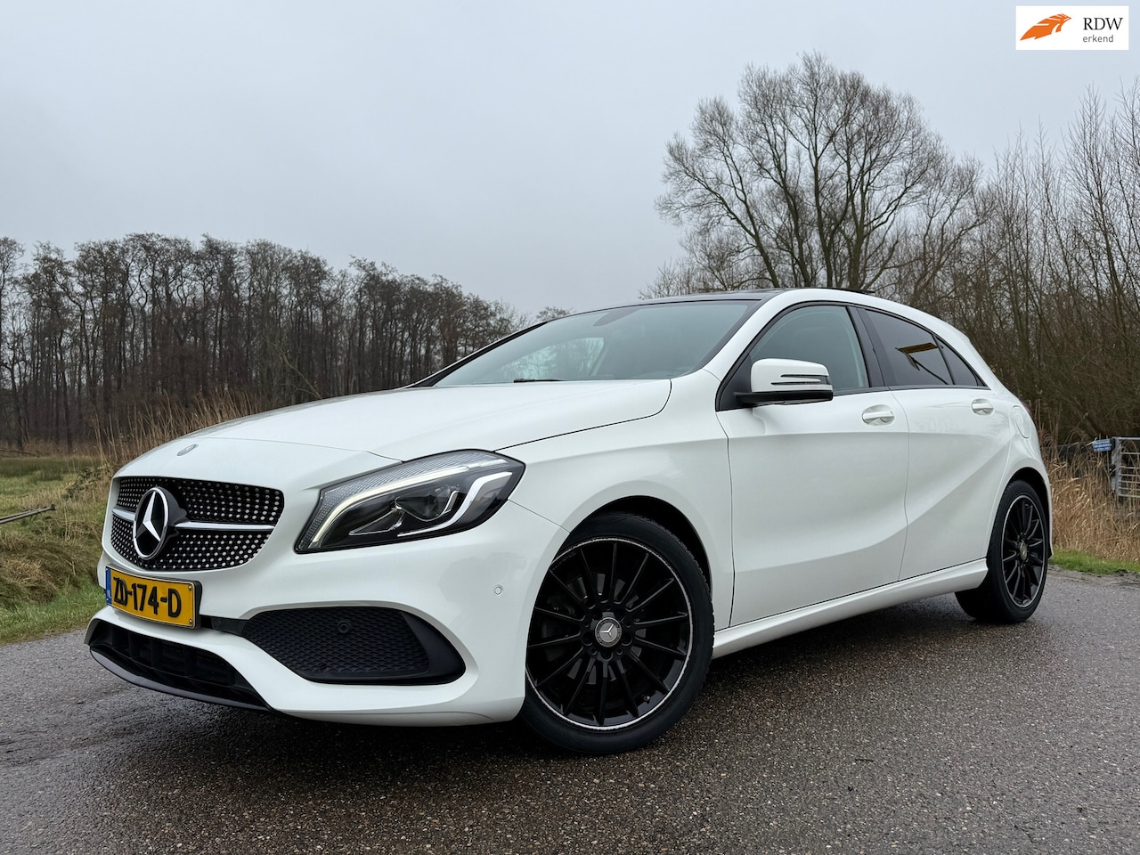 Mercedes-Benz A-klasse - 180 AMG-Line / Panoramadak / H-Leder / Stoelverwarming / 18" Velgen / Clima / 6 Versnellin - AutoWereld.nl