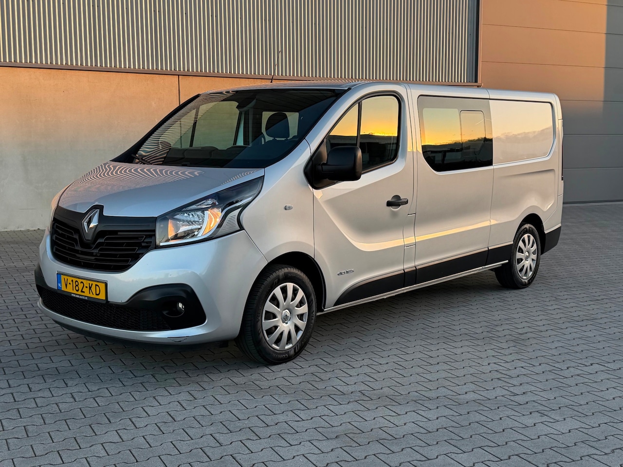 Renault Trafic - 1.6 dCi T29 L2H1 DC Luxe Energy 6 PERSOONS+KEYLESS GO+CAMERA+GROOT NAVIGATIE+CRUISE CONTRO - AutoWereld.nl