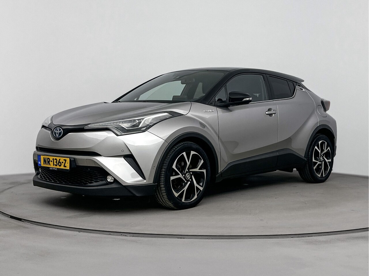 Toyota C-HR - 1.8 Hybrid Bi-Tone Plus | Stuur en stoelverwarming | Dode hoeksensor | Navigatie - AutoWereld.nl
