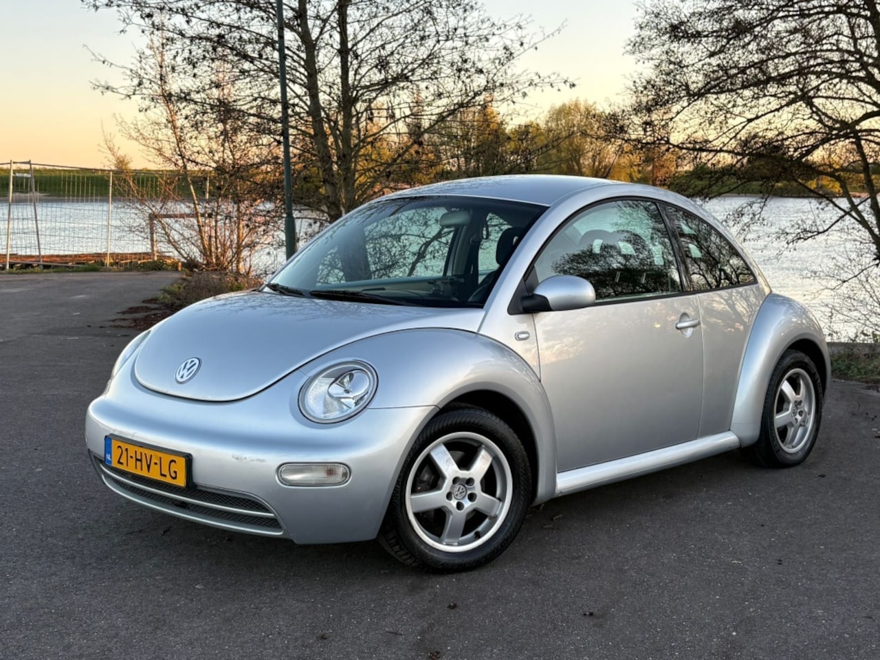 Volkswagen New Beetle - 2.0 Highline AIRCO IJSKOUD Cruise OrgNL - AutoWereld.nl