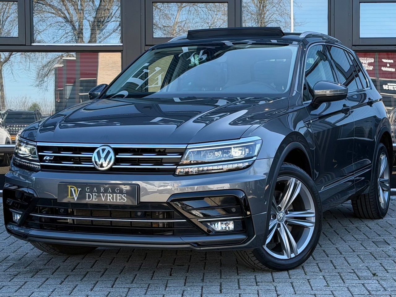 Volkswagen Tiguan - 2.0 TSI 4Motion R-Line Highline DSG Panoramadak Virtual ACC Leder Garantie - AutoWereld.nl