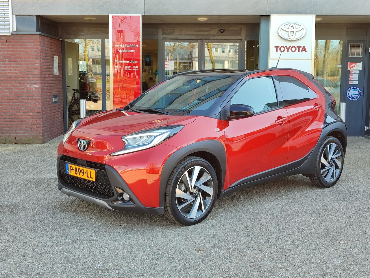 Toyota Aygo X - ENVY JBL-AUDIO LED PRIVACY GLASS 18'' LM-VELGEN NAVI DRAADLOZE TELEFOONLADER NL-AUTO APPLE - AutoWereld.nl