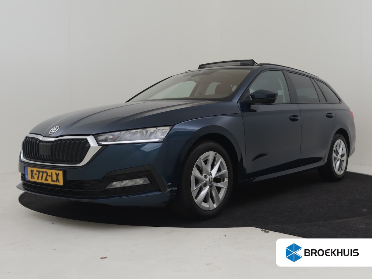 Skoda Octavia Combi - 1.0 e-TSI Business Edition | Glazen panorama-dak | Trekhaak | Apple carplay Android auto | - AutoWereld.nl