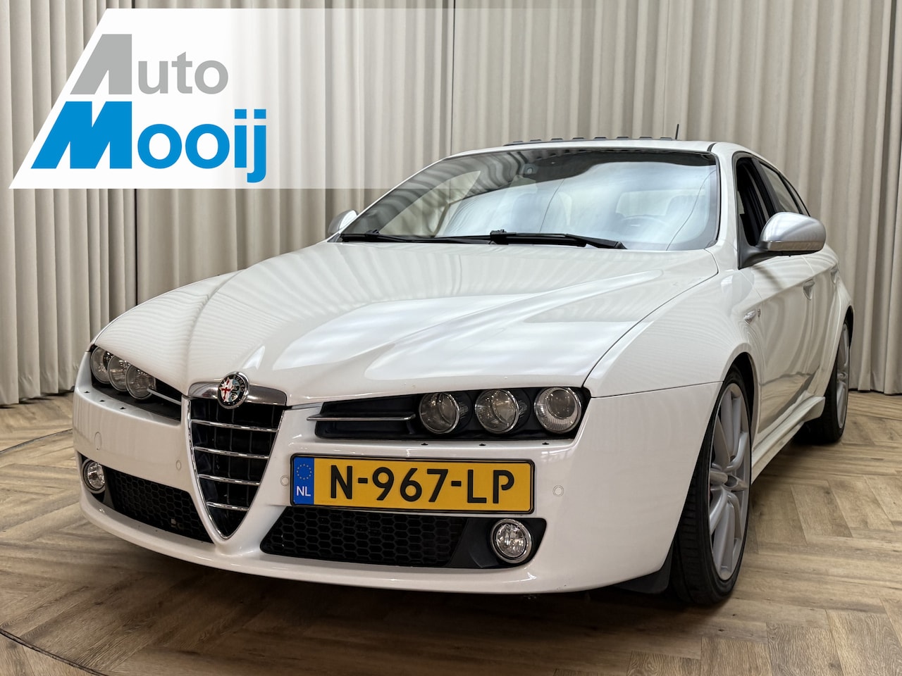Alfa Romeo 159 Sportwagon - 1.7 T TI / Nw. APK *Schuifdak* CarPlay / Leder+Stoelverw. / BOSE / Xenon / 19" TI / 200PK - AutoWereld.nl