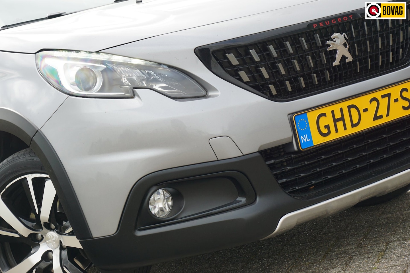 Peugeot 2008 - 1.2 PureTech 110pk GT-Line Automaat - Gris artense - Carplay/Clima/Cruise/Camera - AutoWereld.nl