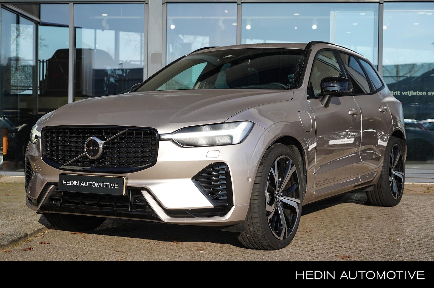 Volvo XC60 - 2.0 T6 Plug-in hybrid AWD Ultra Dark Luchtvering | Bowers & Wilkins | Sportstoelen elektri - AutoWereld.nl
