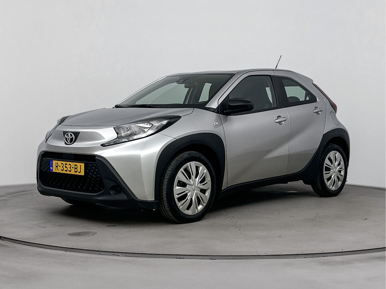 Toyota Aygo X - 1.0 VVT-i MT Play | Apple Carplay/Android Auto | Achteruitrijcamera | - AutoWereld.nl