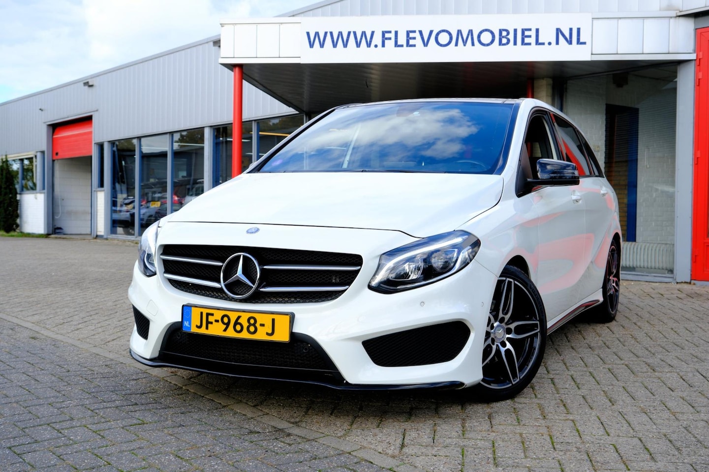 Mercedes-Benz B-klasse - 180 AMG Night Edition Plus Aut. Pano|Navi|Airco|LMV|PDC - AutoWereld.nl