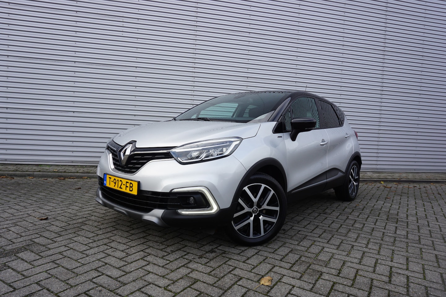 Renault Captur - 1.3 TCe Version S AUTOMAAT - Airco / Navi / Cruise / Camera / Stoelverw. / Trekhaak - AutoWereld.nl