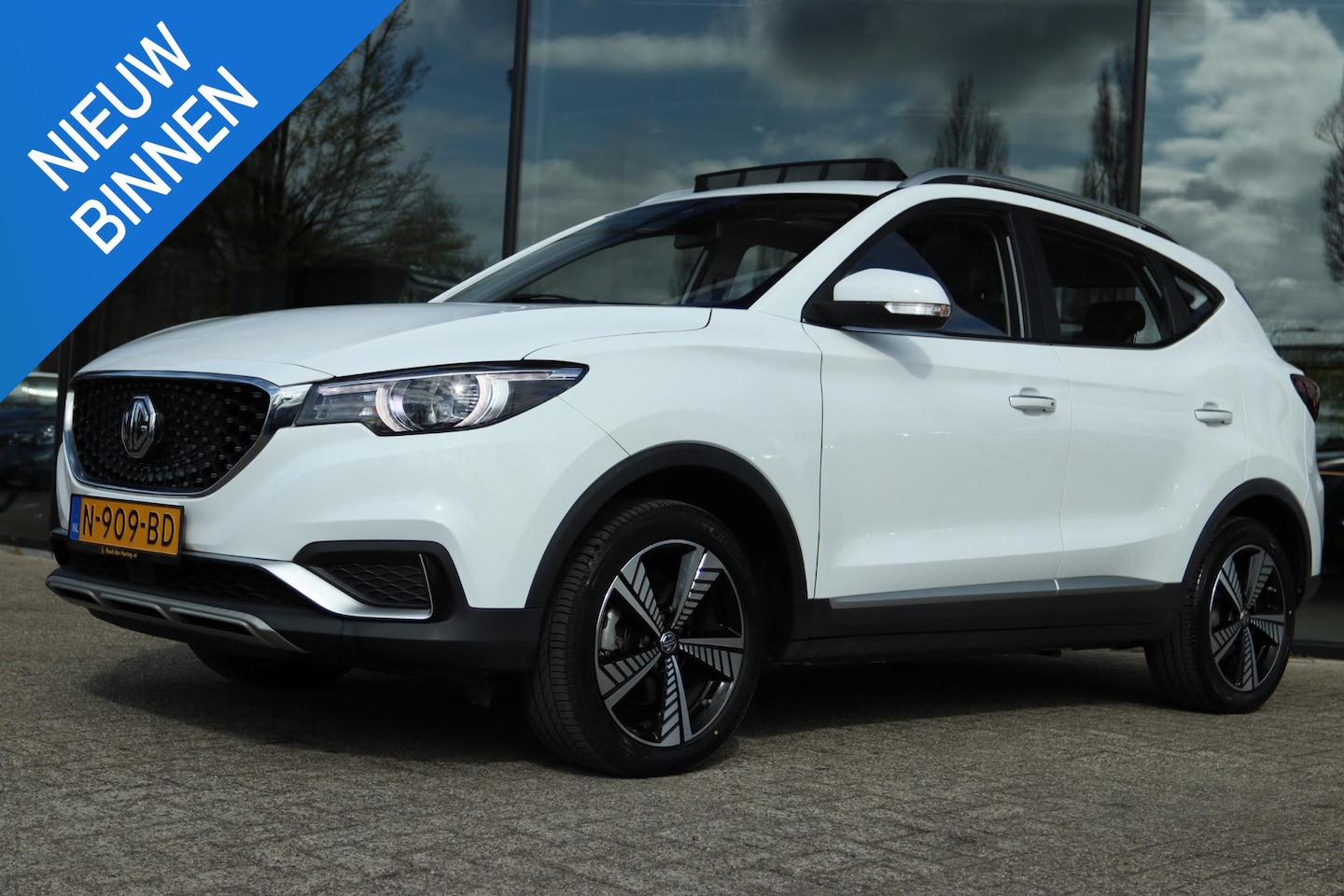 MG ZS - LUXURY 45KWH | PANO | ADAPT. CRUISE | CARPLAY | CAMERA | TREKHAAK | LED | LEDER - AutoWereld.nl
