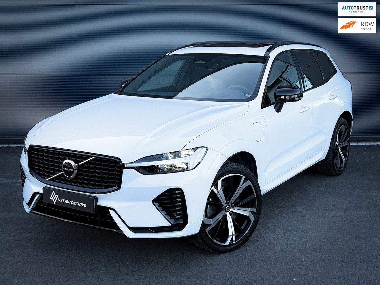 Volvo XC60 - 2.0 T6 Plug-in hybrid AWD R-Design, Pano, Stuurverwarming, Lane assist, ACC, Leder, - AutoWereld.nl