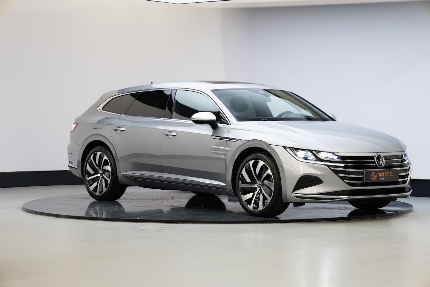 Volkswagen Arteon Shooting Brake - 1.4 TSI eHybrid R-Line Business+ | Panoramadak | 19 Inch | - AutoWereld.nl