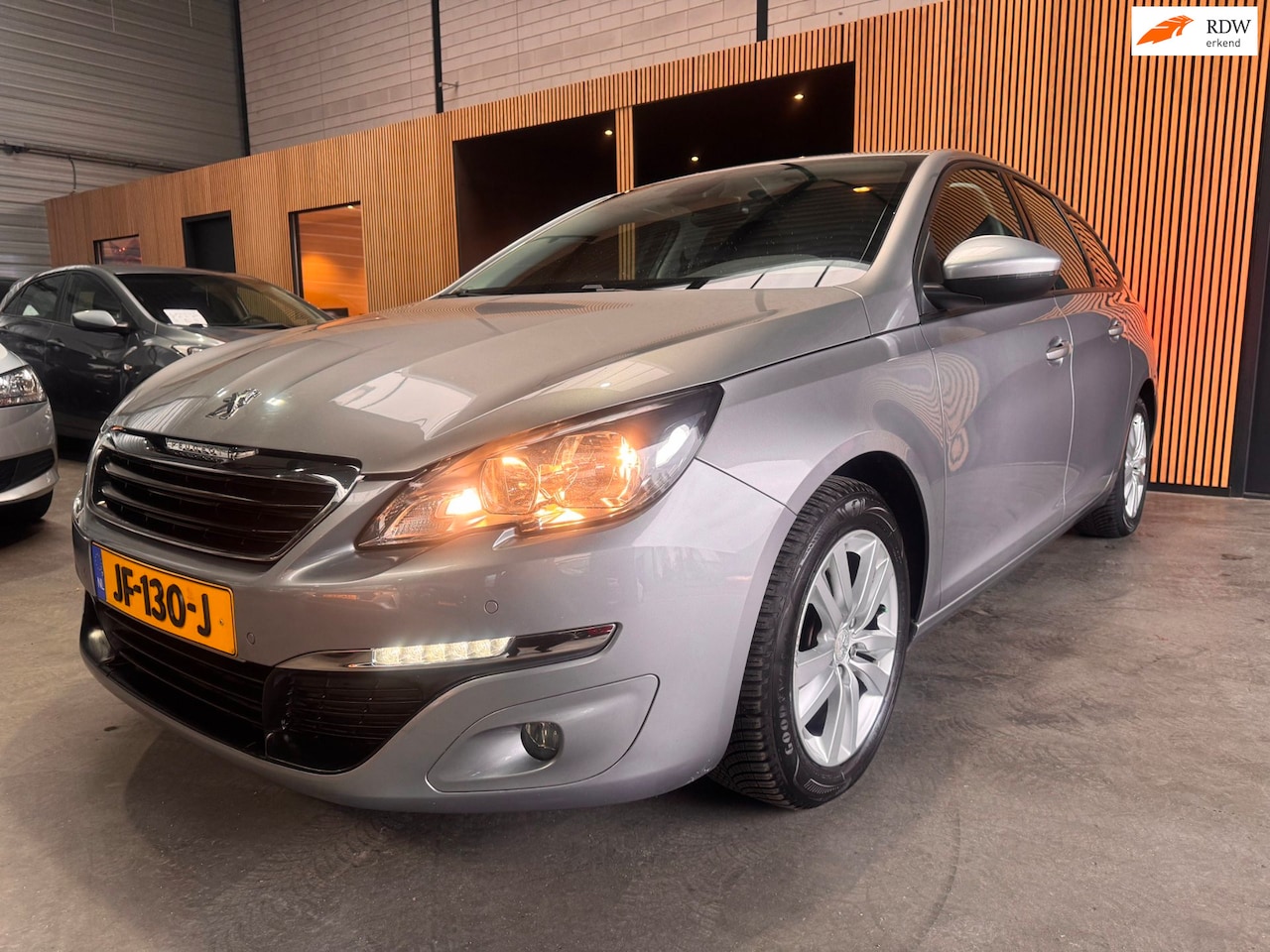 Peugeot 308 SW - 1.2 PureTech Blue Lease Executive Camera|Airco|Cruise|NAP - AutoWereld.nl