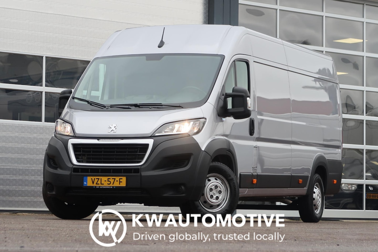 Peugeot Boxer - 2.2 BlueHDi 165 L4H3 CAMERA/ CRUISE/ AIRCO/ CARPLAY ETC.. - AutoWereld.nl