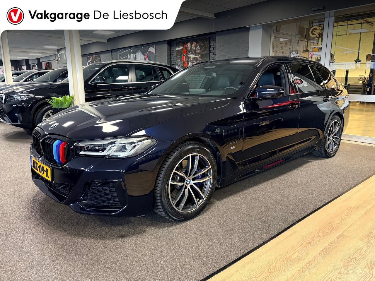 BMW 5-serie Touring - 530e xDrive High Executive M-sport / leer / pano / navi / head-up / Apple carplay - AutoWereld.nl