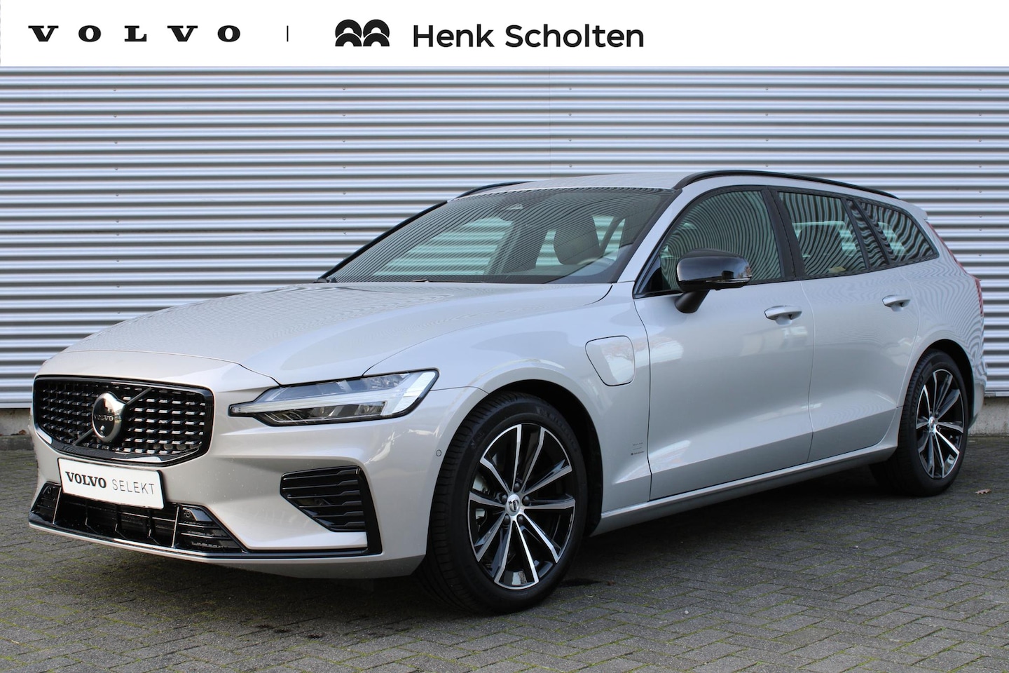 Volvo V60 - T6 Plug-in hybrid AWD Plus Dark | Semi Elektrische Trekhaak | Stoel- en Stuurverwarming | - AutoWereld.nl