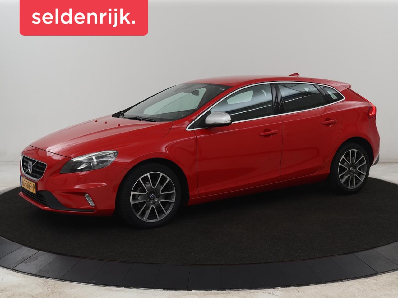 Volvo V40 - 2.0 D2 R-Design | Stoelverwarming | Leder/Alcantara | Bi-Xenon | Navigatie | Parkeerhulp | - AutoWereld.nl