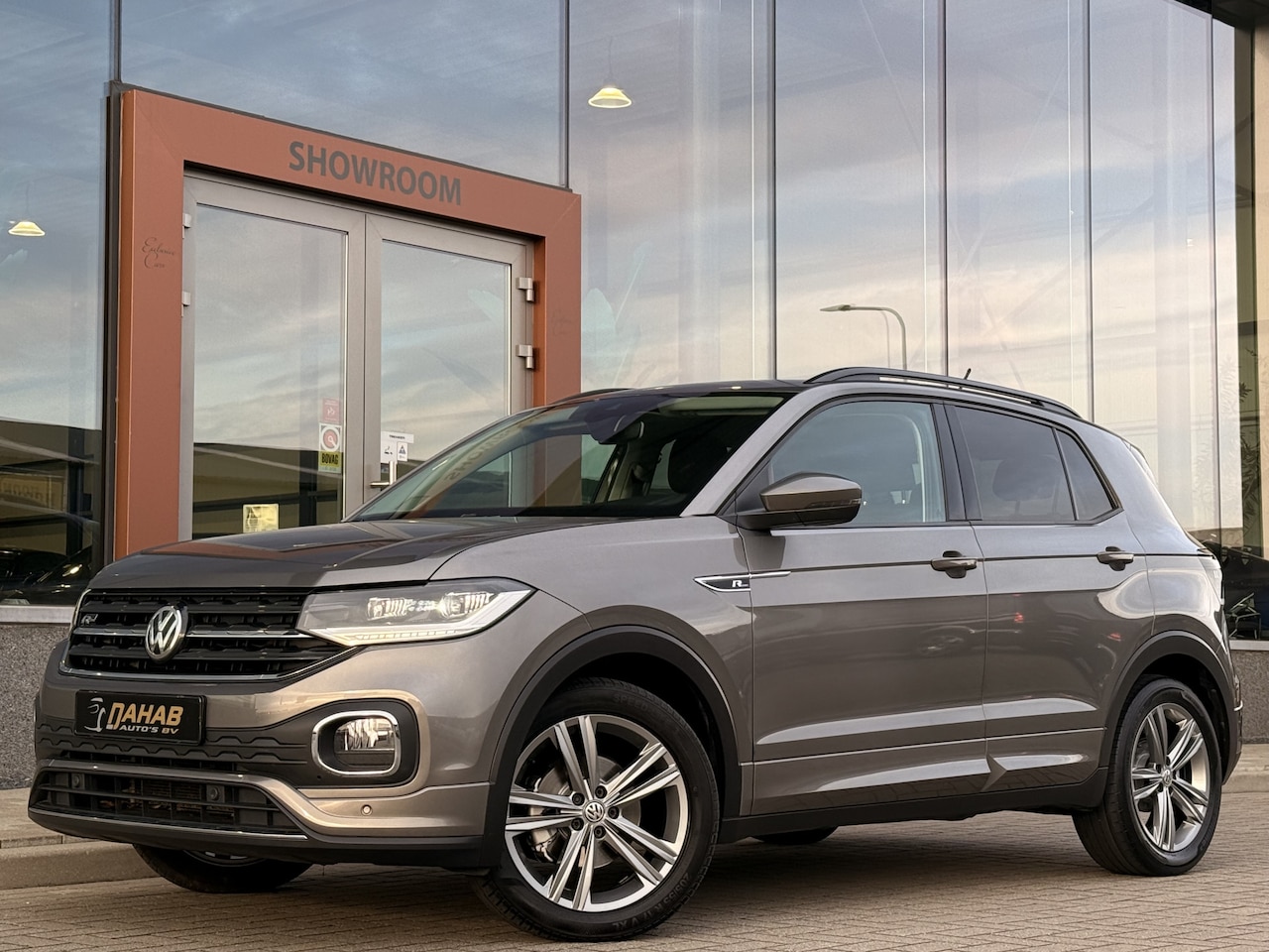 Volkswagen T-Cross - 1.0 TSI R-Line | VC | ACC | DAB | Trekhaak | Stoelverwarming - AutoWereld.nl