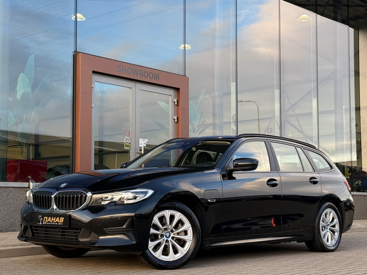 BMW 3-serie Touring - 330e | Stoelverwarming | Apple Carplay | Achteruitrijcamera | Cruise | - AutoWereld.nl