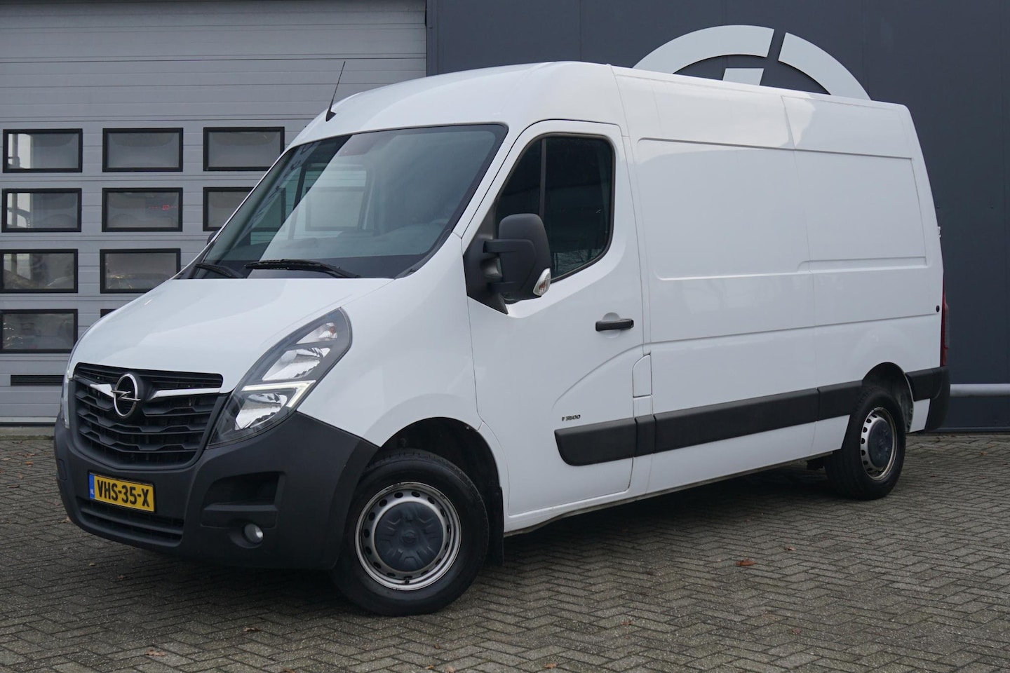 Opel Movano - 2.3 TURBO 150 PK L2H2 + 2500 KG TREKHAAK / CAMERA / CARPLAY / NAVIGATIE - AutoWereld.nl