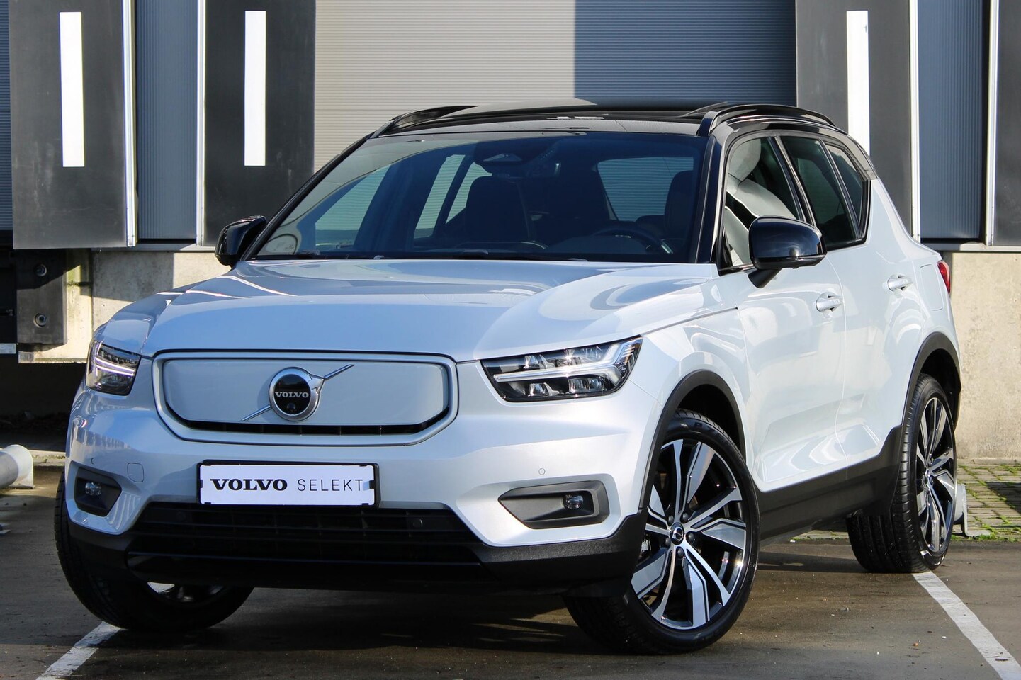 Volvo XC40 - Recharge P8 AWD R-Design | Adaptieve Cruise Control | Pilot Assist | Harman/Kardon Audiosy - AutoWereld.nl