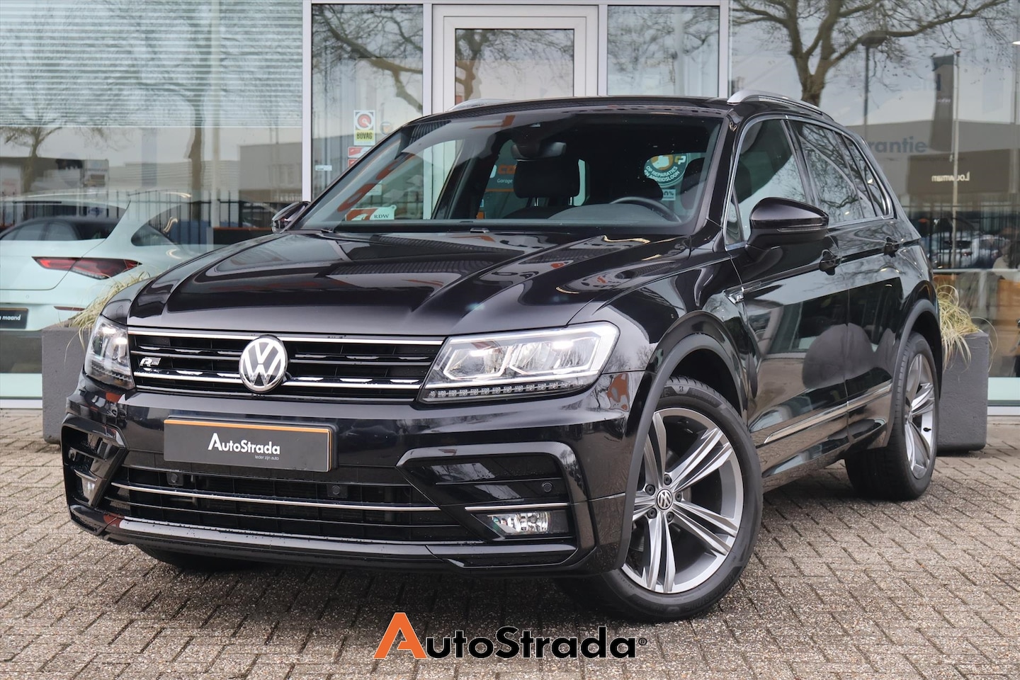 Volkswagen Tiguan - 1.5 R-Line TSI ACT 150pk | LED | Trekhaak | Virtual | Climate | Adaptive Cruise | Navigati - AutoWereld.nl