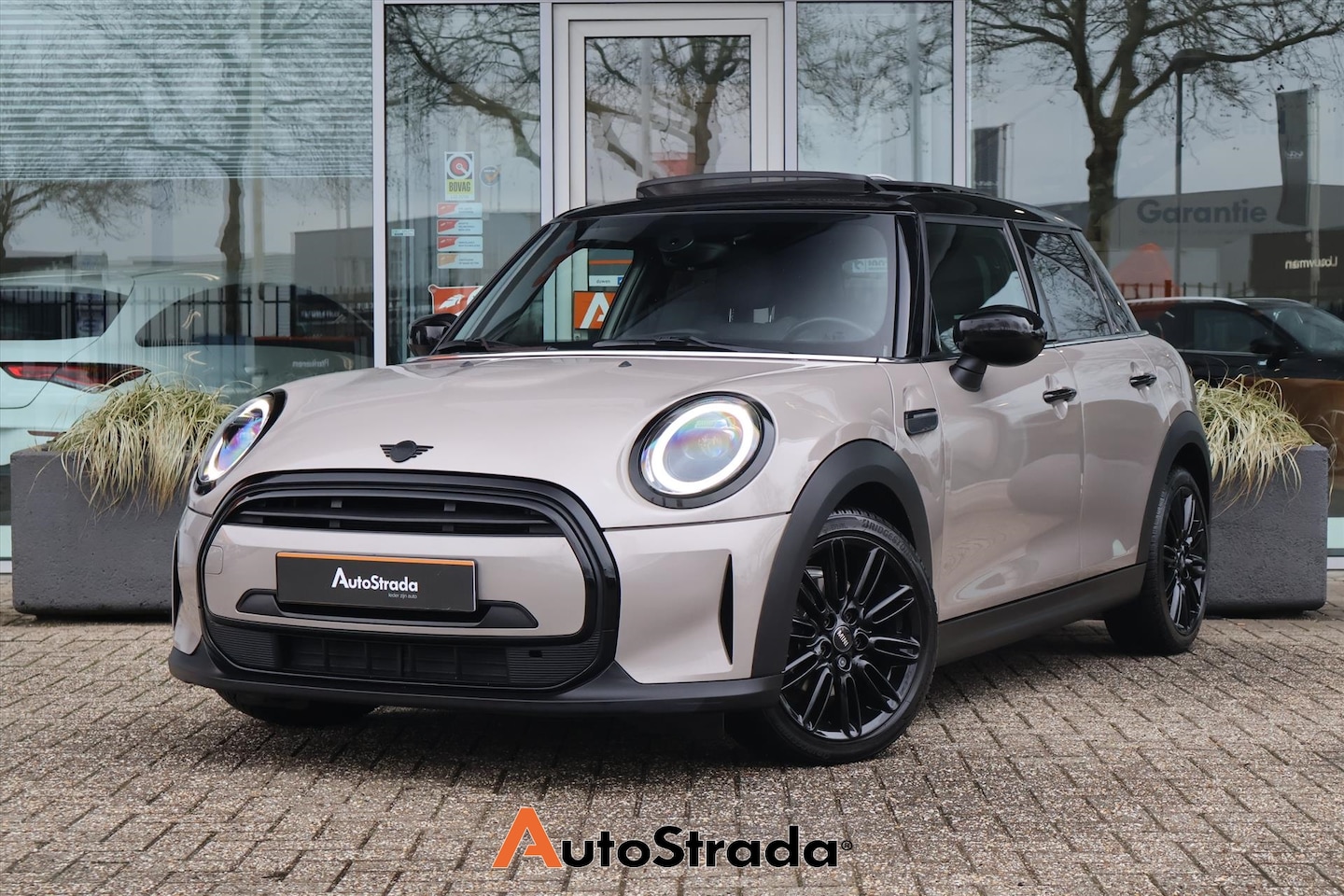 MINI Cooper - Mini 5-Deurs (f55) 1.5 Business Edition 136pk | Cruise | Navigatie | Airco | Pano | LED | - AutoWereld.nl