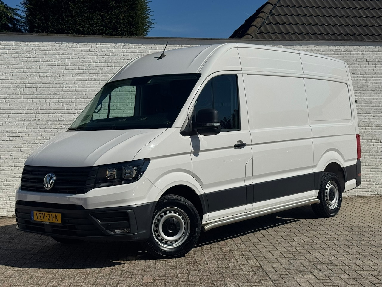 Volkswagen Crafter - 35 2.0 TDI L3H3 Comfort Navigatie Carplay DAB All season banden Trekhaak Lat om lat - AutoWereld.nl