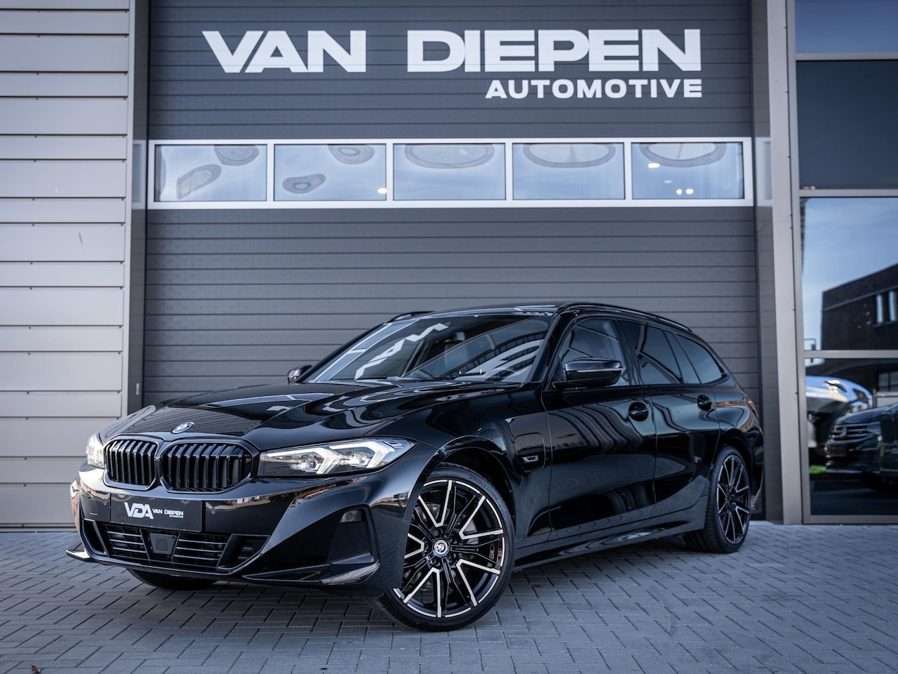 BMW 3-serie Touring - 320e - Sport l Panorama l ACC l 19'' l Led l Sfeerverlichting l Auto carplay - AutoWereld.nl