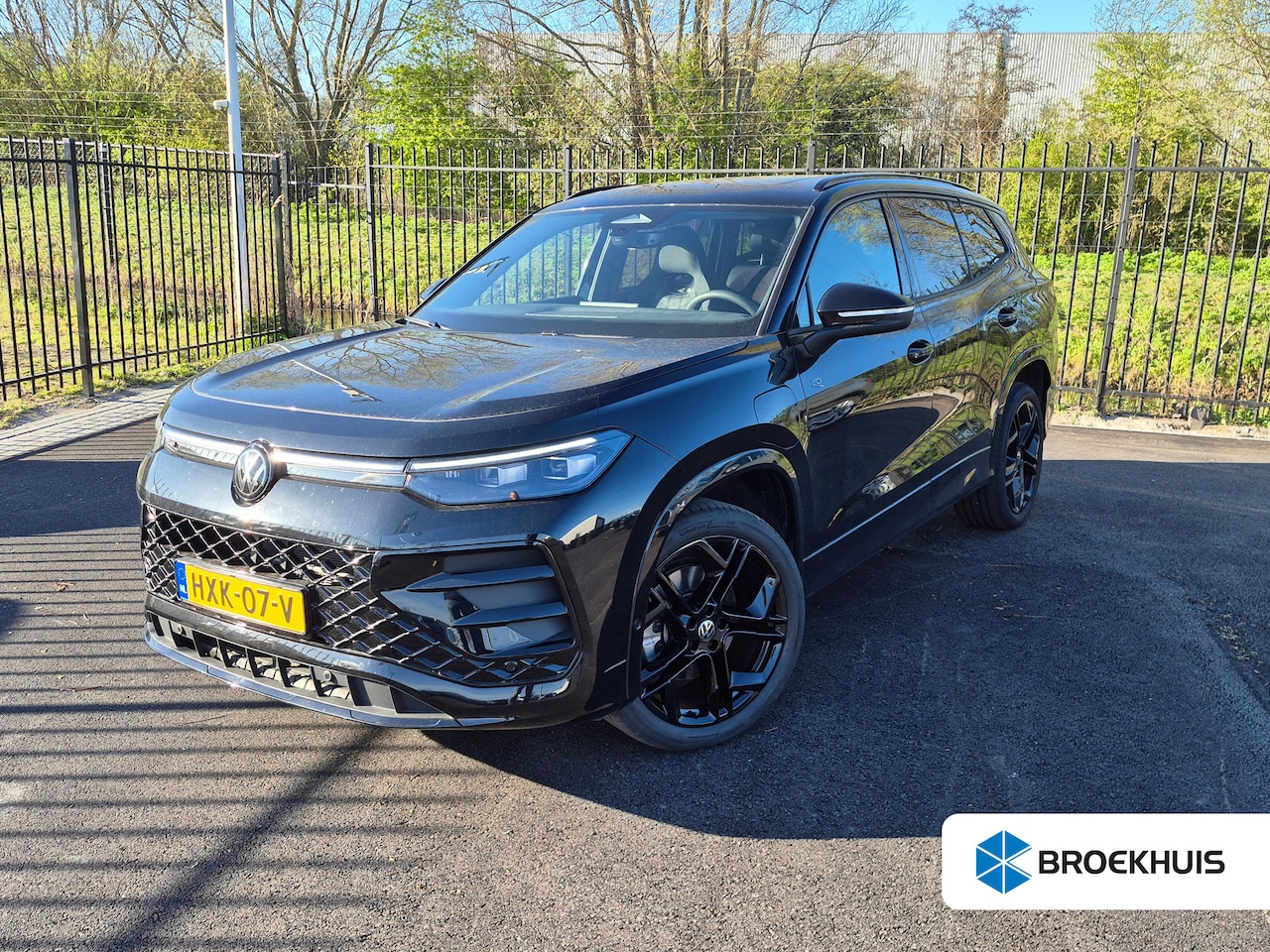 Volkswagen Tayron - 1.5 eHybrid R-Line Edition 204Pk DSG/AUTO | Glazen panorama-dak | Keyless | Achteruitrijca - AutoWereld.nl