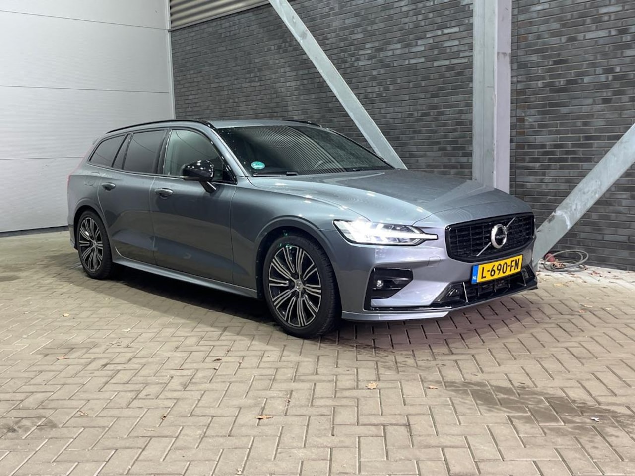 Volvo V60 - B3 R-Design | Panoramadak | ACC | harman/kardon | Trekhaak | Stoel+Stuurverwarming - AutoWereld.nl