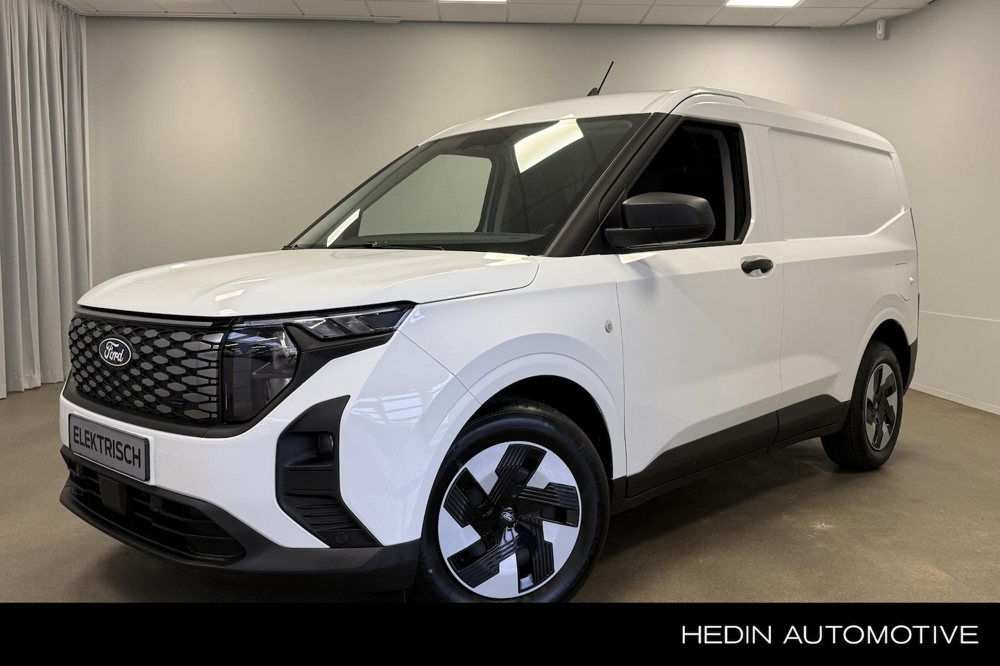 Ford Transit Courier - E-Transit Trend 44 kWh Actieradius Electrisch 301KM Registratie 31-03-2026 - AutoWereld.nl