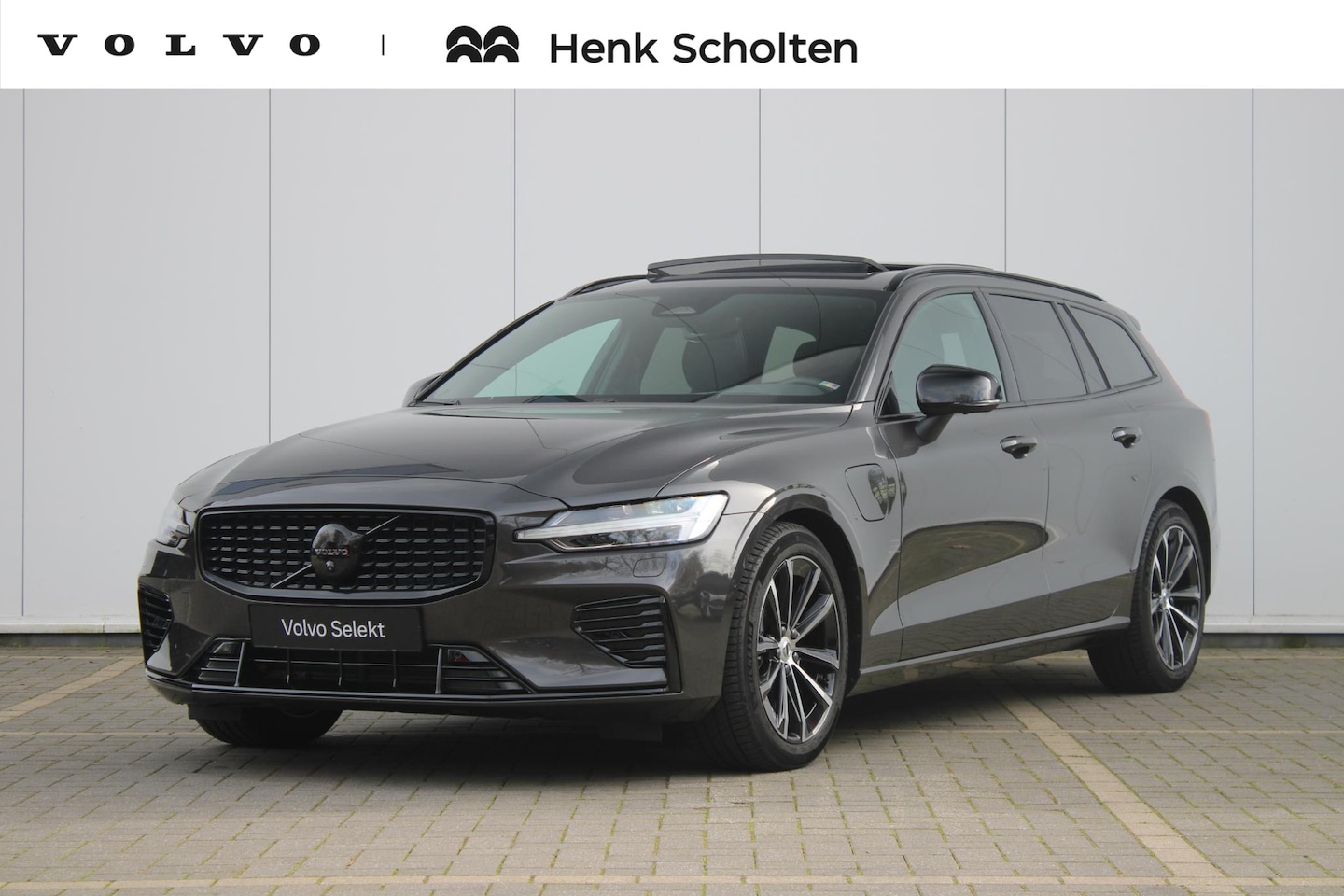 Volvo V60 - T6 Plug-in hybrid AWD Ultra Dark | Glossy Black Emblemen | Panoramadak met schuif-/kantelf - AutoWereld.nl