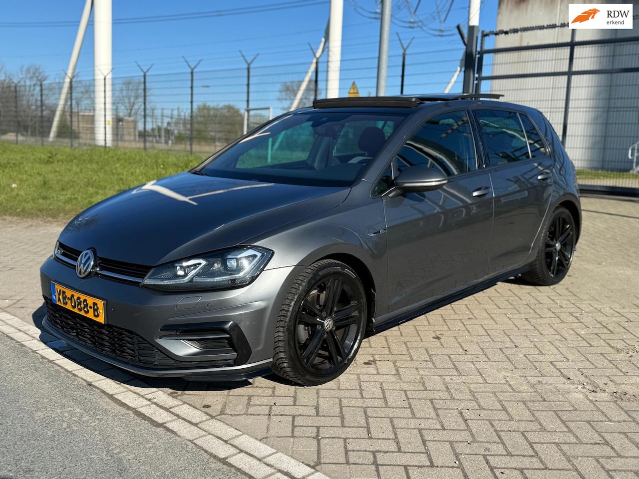Volkswagen Golf - 1.5 TSI Highline Business R LINE PANO V DASH XENON - AutoWereld.nl