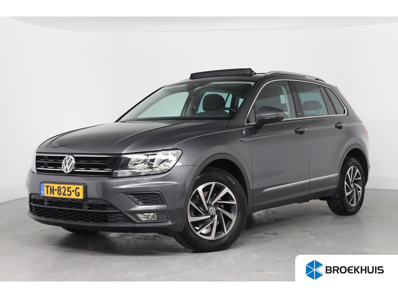 Volkswagen Tiguan - 1.4 TSI ACT Comfortline Business | Open Dak | Trekhaak wegklapbaar | Cruise Adaptive | Sto - AutoWereld.nl