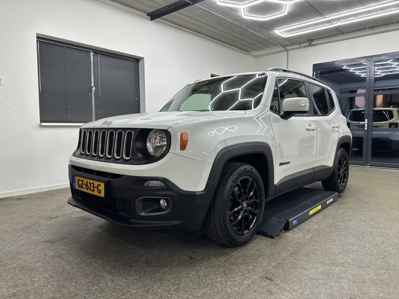 Jeep Renegade - 1.4 MultiAir Freedom | Pano | Trekhaak - AutoWereld.nl