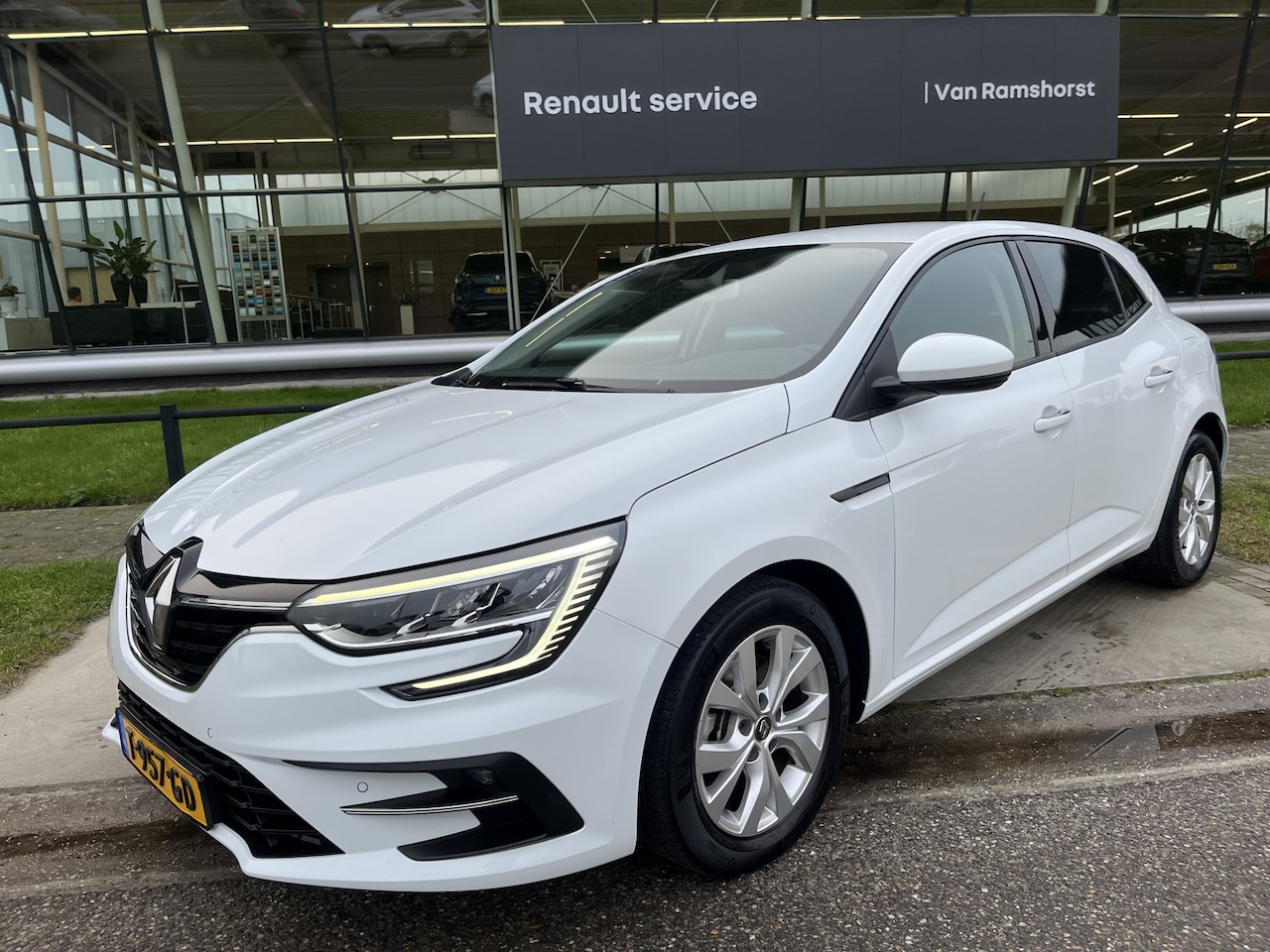 Renault Mégane E-Tech - 1.6 Plug-In Hybrid 160 PK / Automaat / Apple Carplay - Android Auto / Camera / Keyless / C - AutoWereld.nl