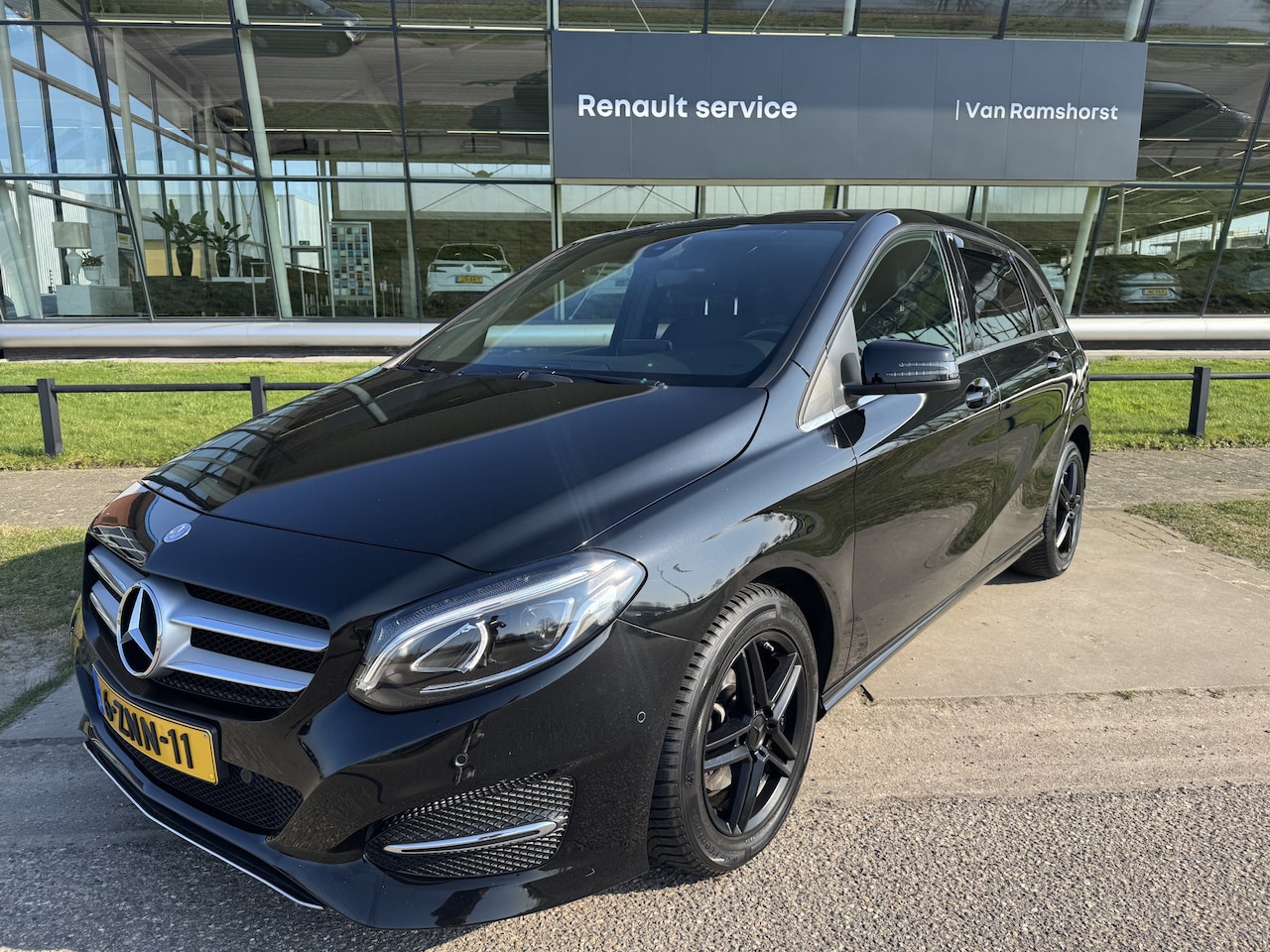 Mercedes-Benz B-klasse - 180 Ambition / Automaat / Leder / Stoelverw. / Led / Cruise / Parkeersensoren / NAP / - AutoWereld.nl