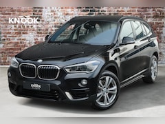 BMW X1 - sDrive18i Executive Sport Line Automaat / Navigatie / LED / 18 Inch / Parkeersensoren voor