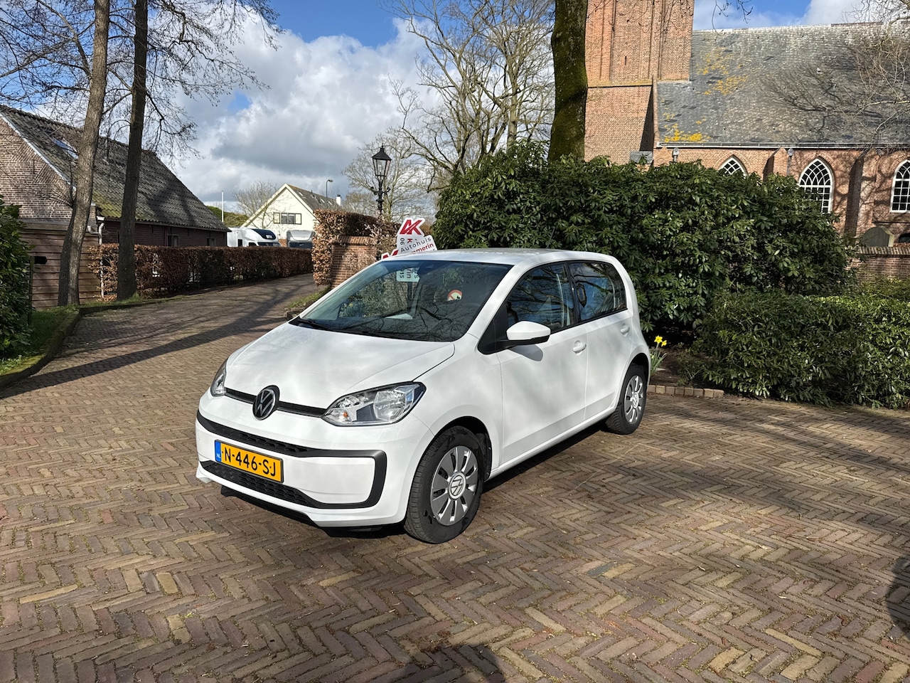 Volkswagen Up! - 1.0 Life 2e paasdag open 12 tot 16 uur mooie auto airco/telefoon - AutoWereld.nl