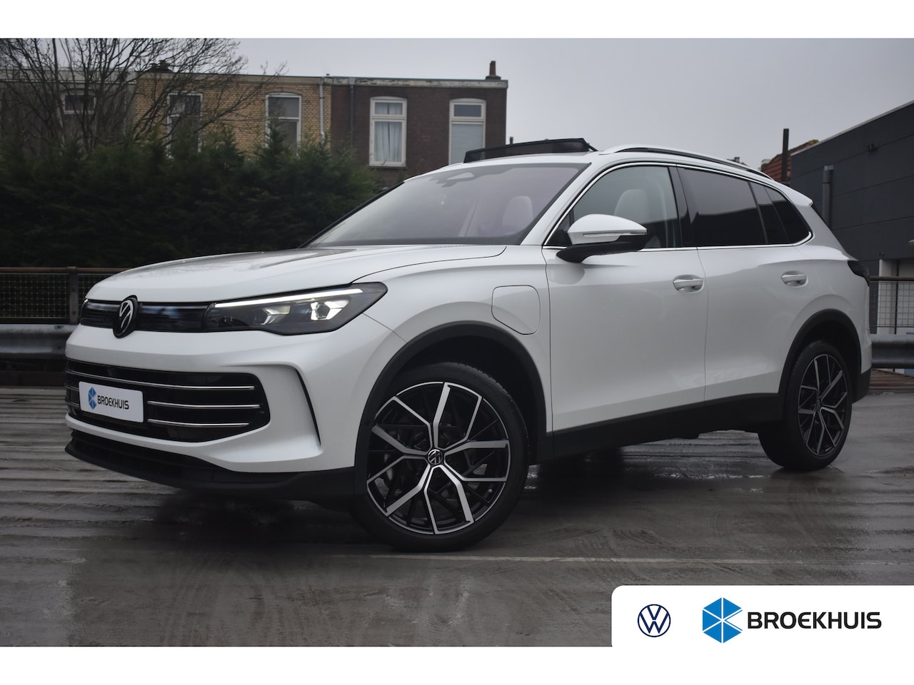 Volkswagen Tiguan - 1.5 eHybrid 204PK Elegance | PANORAMADAK | TREKHAAK | CAMERA | STOELVERW. | PREMIUM AUDIO - AutoWereld.nl