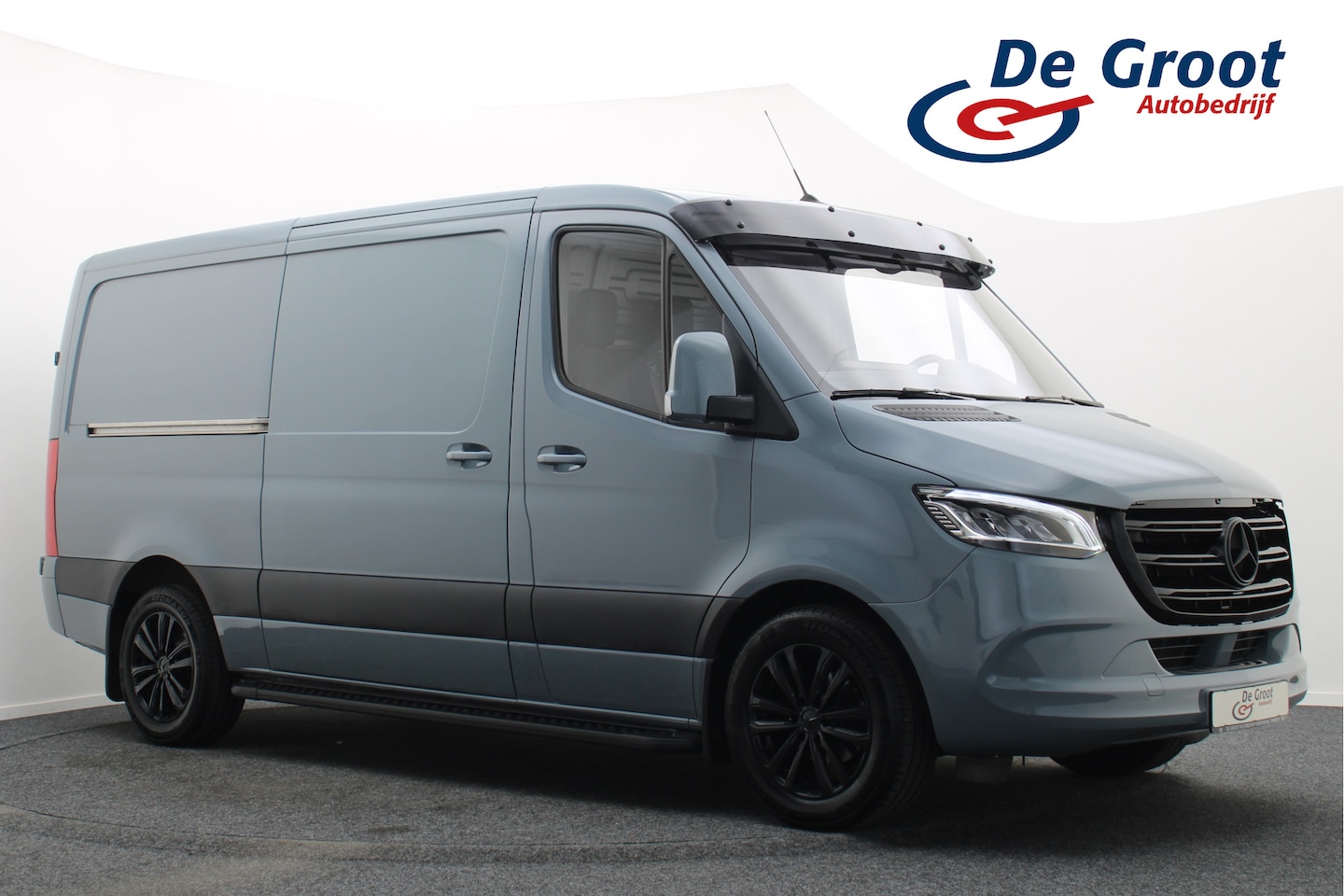 Mercedes-Benz Sprinter - 317 CDI Automaat L2H1 3-Zits, Cruise, Camera, Apple Carplay, LED, Zonneklep, DAB, Trekhaak - AutoWereld.nl