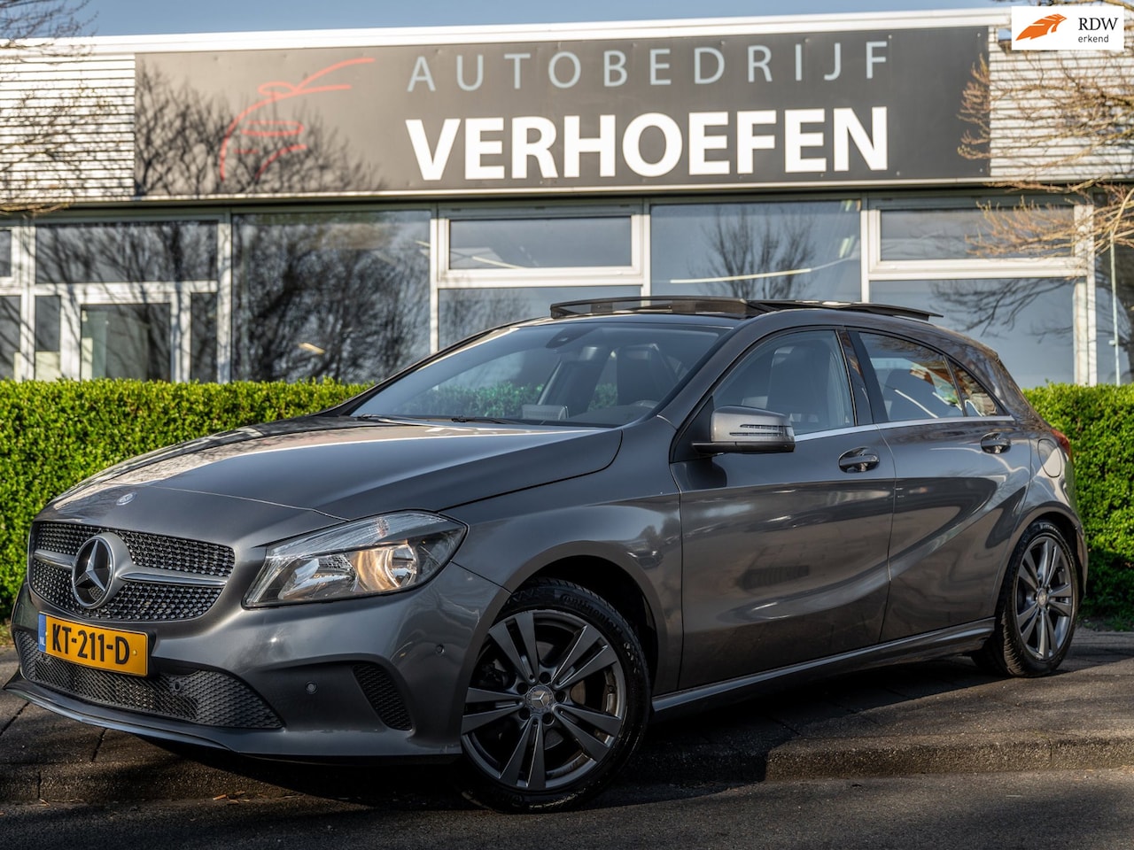 Mercedes-Benz A-klasse - 180 Ambition - AUTOMAAT - PANORAMADAK - KUIPSTOELEN - STOELVERWARMING - AMG - NAVIGATIE - - AutoWereld.nl