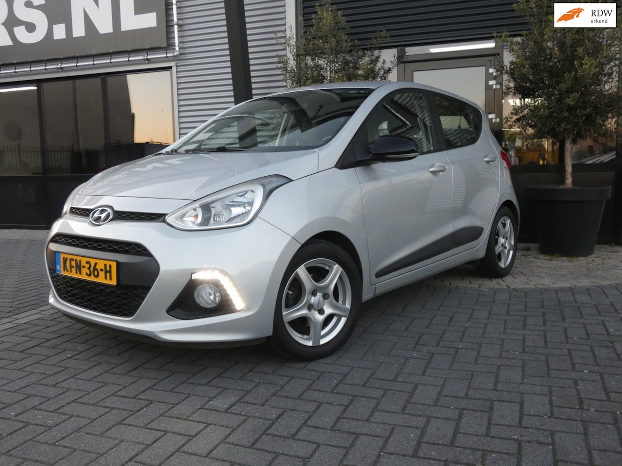 Hyundai i10 - 1.0i i-Motion Premium Airco | Eleck pakket - AutoWereld.nl