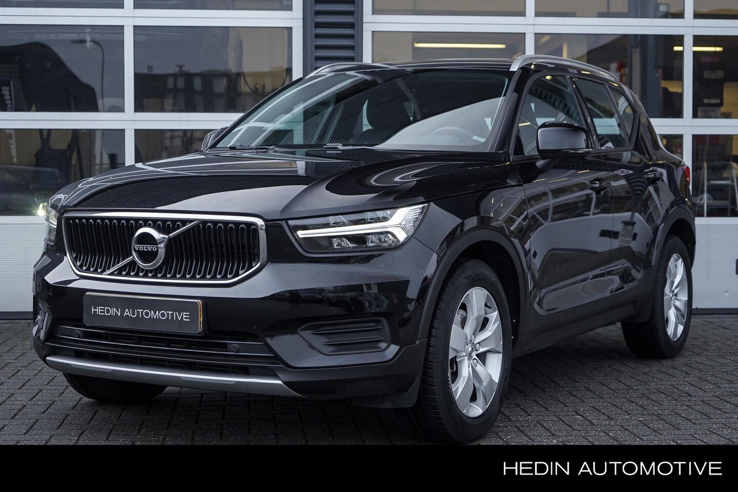 Volvo XC40 - 2.0 T4 AWD Momentum | Glazen schuifdak | Parkeercamera | AWD | Cruise Control | Trekhaak | - AutoWereld.nl