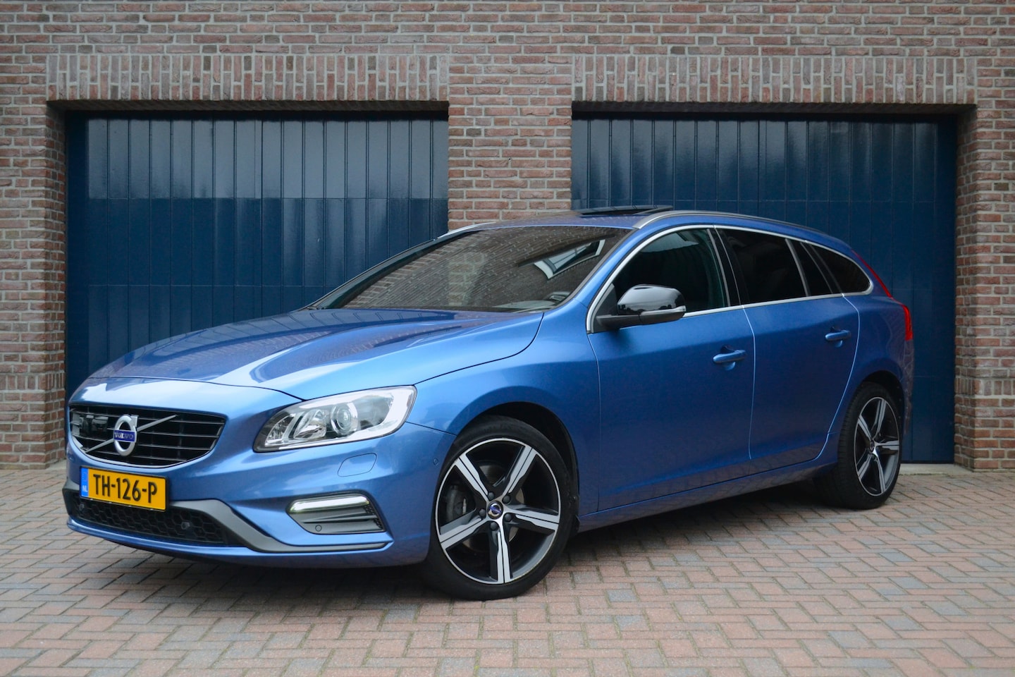 Volvo V60 - 2.0 T4 Automaat R-Design Sport | Schuifdak | Keyless | Standkachel | Camera | BLIS | Leder - AutoWereld.nl