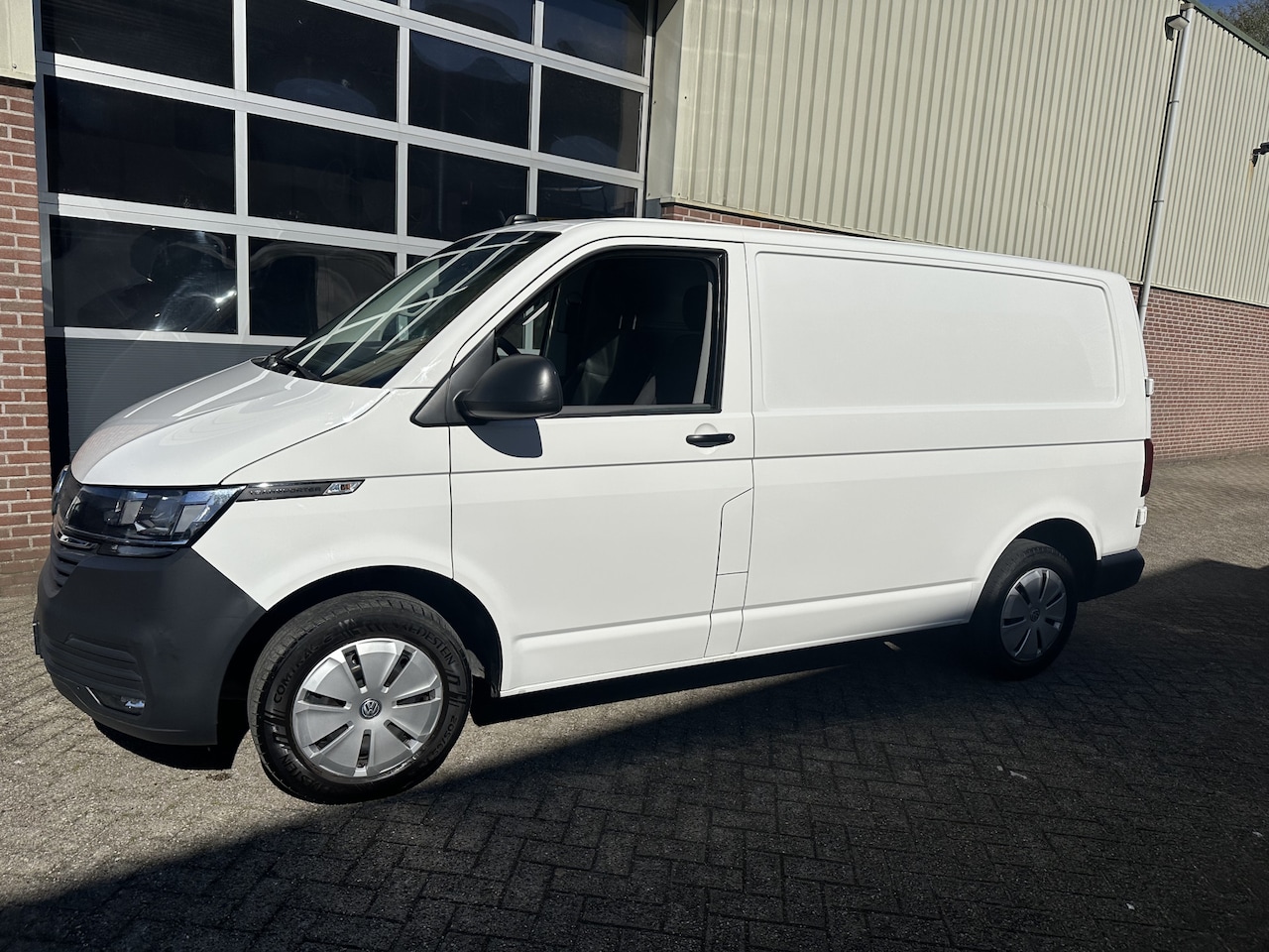 Volkswagen Transporter - 2.0 TDI 150pk DSG L1H1 Airco,Cruise,Navi,Camer,Pdc,Trekh bedrijfswageninrichting - AutoWereld.nl