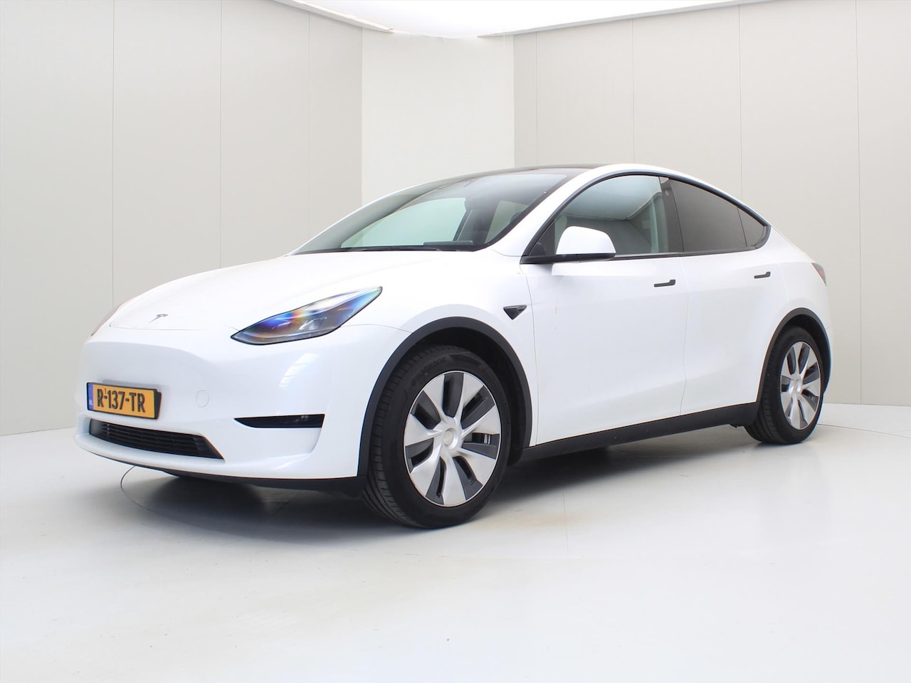 Tesla Model Y - Standard RWD Plus 351pk 94% SoH [ LFP ACCU+AUTOPILOT+19 INCH+PREMIUM AUDIO ] - AutoWereld.nl