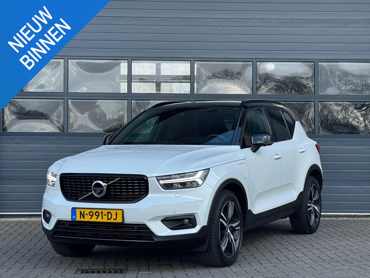 Volvo XC40 - 1.5 T4 RECHARGE R-DESIGN EXPRESSION I 2e PAASDAG OPEN I SCHUIF/KANTELDAK I STOELVERWARMING - AutoWereld.nl
