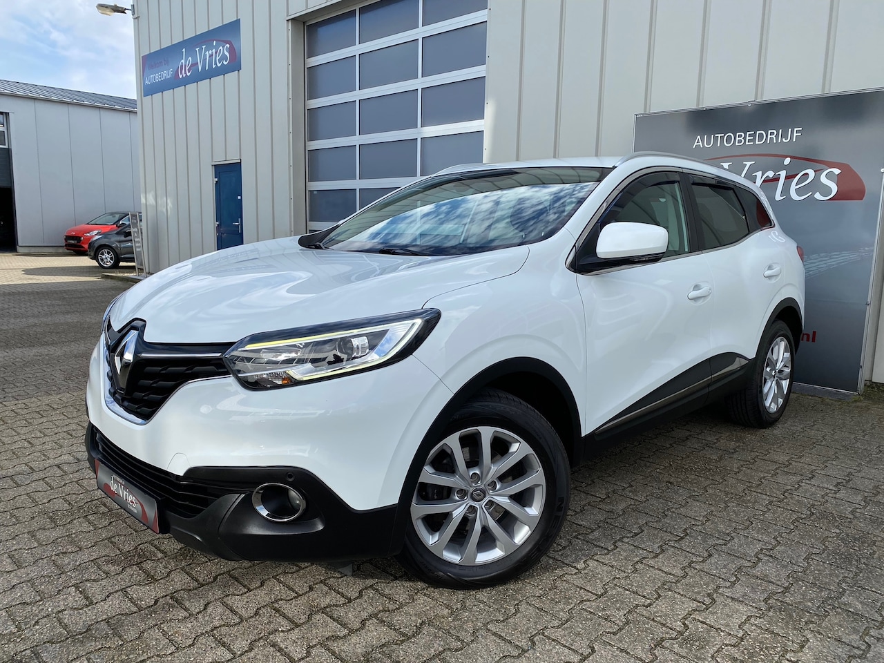 Renault Kadjar - 1.2 TCe Zen / Navi / Clima / Cruise / PDC V&A / Trekhaak / Keyless / LMV - AutoWereld.nl